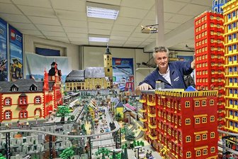Maik Schenker: So tickt der Lego-Millionär aus Glauchau - Maik Schenker in der Lego-Ausstellung, die am Samstag von 9 bis 18 Uhr und am Sonntag von 14 bis 18 Uhr gezeigt wird.