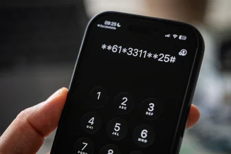 Mailbox geht zu schnell ran? So stellt man sie ein - Mailbox individuell einstellen: Mit GSM-Codes lässt sich festlegen, wann die Mailbox Anrufe entgegennimmt, etwa bei Besetzt oder Nichterreichbarkeit.