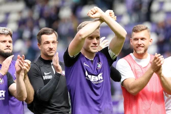 Majetschak bleibt ein Veilchen, Schikora überlegt noch - Stimmen nach dem Sieg des FC Erzgebirge - Erik Majetschak (2. v. re.) verkündete nach dem Schlusspfiff vor der Auer Fankurve, dass er zwei weitere Jahre für den FC Erzgebirge spielen wird, Marco Schikora (ganz links) hat sich noch nicht entschieden.