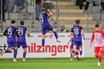 Majetschaks krummes Ding bringt Erzgebirge Aue wieder in die Spur - Erik Majetschak feiert sein Tor mit einem Luftsprung, die Auer Teamkollegen kommen, um zu gratulieren.