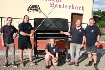 Majoran statt Martinshorn: Lauterbacher Feuerwehr mischt die Mutzbraten-Meisterschaft auf - Mit Teamgeist und Erfahrung wollen Thomas Wendler, Florian Meißner, Sandra Armoneit, Mario Seifert und Jonas Embertsmann (v. l.) bei der Meisterschaft um den Sieg mitkämpfen.
