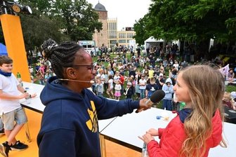 Maker Faire: Festival für Macher von morgen - TV-Moderatorin Shary Reeves ("Wissen macht Ah!") lud die jüngsten Besucher zu Experimenten auf die Bühne im Stadthallenpark.