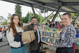 Makerfestival Erzgebirge in Zwönitz: Schauplatz für Kreative - Beim Makerfestival Erzgebirge: Isabell Leonhardt vom Makerhub Schneeberg, Martin Benedict, Projektleiter Smart City der Stadt Zwönitz, und Josephine Hage, Kuratorin Flagship Makers, Business & Arts (v. l.).