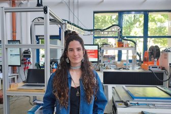 Makerin, Gewinn, Lokal und ein neuer Markt: Vier gute Nachrichten aus Mittelsachsen - Paula Meier vor ihrem Element – dem CVM 3D-Druckers zum Bedrucken von Textilien.