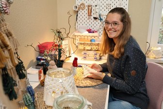 Makramee – Darum hat sich Erzgebirgerin in dieses Hobby verliebt - Jenny Kunau knotet gern in ihrem Kreativ-Zimmer. Dabei kann es mitunter auch sehr filigran zugehen.
