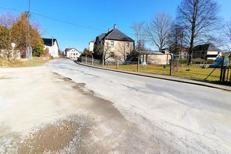 Mal arm, mal reich: Warum eine vogtländische Gemeinde nur auf dem Papier viel Geld hat - Die Ortsdurchfahrt Schönbach soll 2026 vom Landkreis gebaut werden. Bereits 2025 sind Investitionen erforderlich.