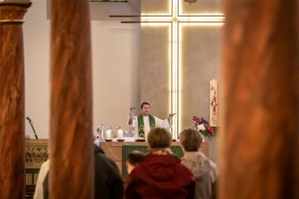 Mal laut, mal leise: Burgstädter Experiment in der Stadtkirche geglückt - Im ersten, liturgischen Teil des Gottesdienstes hält der Burgstädter Pfarrer Sandro Göpfert seine Predigt im klassischen Gewand eines evangelischen Geistlichen.