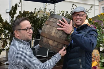 Mal was anderes als Oktoberfest: Schneeberg feiert erste Steiger-Kirmes - Bei der freiwilligen Zollabgabe des Schneeberger Braukombinats - Denny Helmer, der Vorsitzende des Braukombinats (li.) und Ingo Seifert, Bürgermeister der Stadt Schneeberg.
