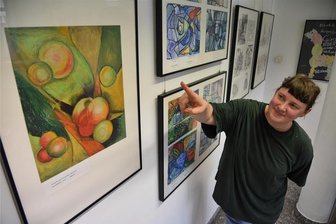„Malen macht glücklich“: Ausstellung in Oelsnitz - Nadja Riegler-Storey von der Oelsnitzer Kultur GmbH zeigt die ausgestellten Bilder.