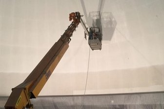 Maler aus dem Erzgebirge widmen sich weltweit dem Sternenhimmel - Das bislang größte Projekt erledigten die Maler in Kopenhagen. Auch im Planetarium der dänischen Hauptstadt half ihnen eine Hebebühne, die weiße Farbe auf der Projektionsfläche der Kuppel zu verteilen. 