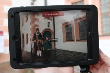 Maler Lucas Cranach erklärt seine Gemälde selbst - Der Kurfürst begrüßt seine Gäste im Schlossinnenhof.