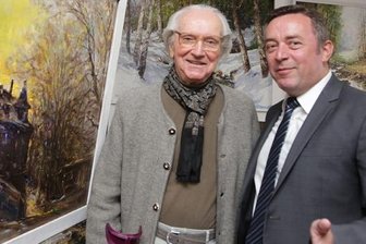 Maler Manfred Feiler schenkt Plauen ein Gemälde vom Schloss -
<p class="artikelinhalt">Manfred Feiler (links) hat am Dienstag in seinem Atelier das kaum getrocknete Bild des Plauener Schlosses an Ralf Oberdorfer übergeben. </p>