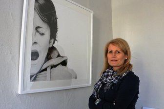 Malerei, die wie Fotografie wirkt: Eine Plauenerin hält die Stimmungslage von Menschen fest - Oft wirkt die Malerei von Jana Geilhof so, als wäre es eine Fotografie. Dieses ist ihr neuestes Bild, welches sie malte, als der Krieg in der Ukraine begann. Das Gesicht des jungen Menschen ist nur halb zu sehen, mit geschlossenem Auge und aufgerissenem Mund. Als schreie er alles Leid heraus.