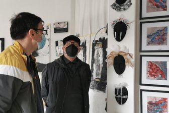 Malerin findet Inspiration bei Pilzsuche - Der Zwickauer Künstler Tino Helbig (rechts) öffnete zu Pfingsten zum ersten Mal sein Atelier "unterArt".