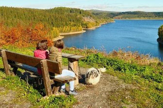 Malerische Ausblicke auf die Talsperre - 