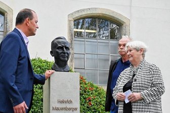 Malimo: Wie ein Handtuch zu seinem Namen kam - OB Gerd Härtig (links) hat gemeinsam mit Irmgard Eberth und Michael Nestripke vom Förderverein des Esche-Museums die Büste des Malimo-Erfinders Heinrich Mauersberger in Limbach-Oberfrohna eingeweiht.