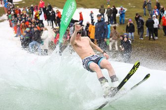 Malle-Stimmung am Fichtelberg: Was im Erzgebirge am Wochenende los ist - Die Fahrt übers Wasserbecken ist ein Höhepunkt, wenn am Sonnabend aus dem Fichtelberg der Mount Mallorca wird.