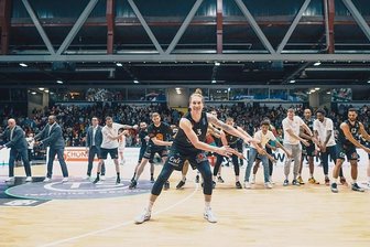 Malte Ziegenhagen: Erfolg der Niners gibt Chemnitz neues und positives Bild - Auch beim Feiern ganz vorn: Kapitän Malte Ziegenhagen bejubelt mit Mannschaft und Fans den 88:82-Erfolg am Mittwochabend gegen Würzburg und den Einzug in die Playoffs.  