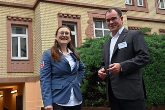 Malteser expandieren in Chemnitz - Almut Mighri, die Chemnitzer Leiterin des Malteser Hilfsdienstes, und Propst Benno Schäffel von der katholischen Pfarrei Heilige Mutter Teresa in Chemnitz vor der neuen Dienststelle der Malteser an der Münchner Straße.