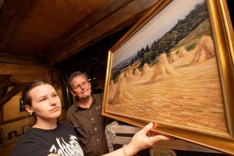 Malzhaus-Galerie zeigt Werke von Albin Schlehahn - Desiree Schaller und Dietmar Freiherr beim Aufbau der Ausstellung "Albin Schlehahn - 152 Jahre". Sie ist bis 31. Juli im Malzhaus zu sehen. 