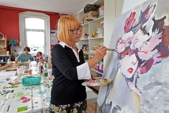 Malzirkel im Schützenhaus Hohenstein-Ernstthal begeistert kleine und große Hobbykünstler - Seit 23 Jahren beschäftigt sich die gelernte Krippenerzieherin Gisela Schnerr intensiv mit der Malerei. Im Zeichenzirkel von Beate Hoffart im Schützenhaus hat sie seit einem Jahr Anleitung und künstlerische Heimat gefunden.