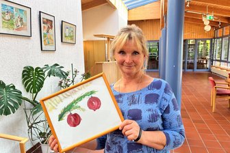 Malzirkel zeigt im Vogtland eine Auswahl seiner Arbeiten - Kerstin Neidhardt vom Team der Begegnungsstätte mit einem weihnachtlichen Motiv.