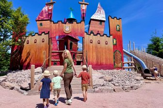 „Mama, es ist der Oberknaller!“ - Neue Attraktionen in Wurzelrudis Erlebniswelt im Erzgebirge im Selbsttest - Vor dem Schloss im Seedorf auf dem Adlerfelsen in Eibenstock: Marie, Paul, Lara und Lukas Lässig (v. l.) machen mit Papa Thomas den Selbsttest.