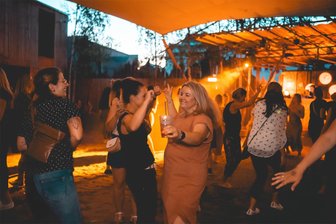 „Mama geht tanzen“: Beliebtes Partyformat in Zwickau zum ersten Mal als Open Air mit Strandbar-Flair - „Mama geht tanzen“: Das Open Air in der Chemnitzer Spinnerei war ein Erfolg.