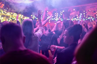 „Mama geht tanzen“: Beliebtes Partyformat kommt nach Limbach-Oberfrohna - Beste Stimmung auf der Tanzfläche bei „Mama geht tanzen“ bei einer Party in Leipzig Ende Dezember.