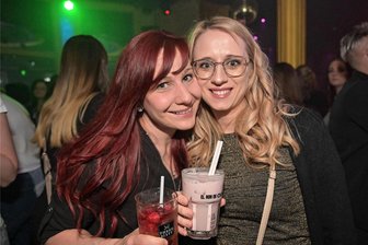 „Mama geht tanzen“ in Zwickau: Ausgelassene Mütter erobern Villa Mocc - Lisa Tschirner (links) und Jenny Hofmann aus Glauchau genossen den Abend. Auf den Nachwuchs passten währenddessen ihre Partner auf.