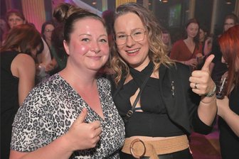 „Mama geht tanzen“: Partykonzept ruft in Zwickau Nachahmer auf den Plan - Waren bei der jünsten Auflage von „Mama geht tanzen“ in Zwickau dabei und hatten sichtlich Spaß: Romy Freitag (links, 34) und Lisa Kaufungen (38) aus Zwickau.