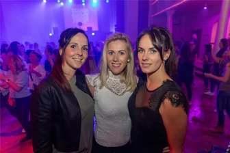 Mamas lassen es krachen: Tanzabend im Freiberger Tivoli statt Wäscheberg zu Hause - Ein Mädelsabend auf der Tanzfläche: Wiebke Simon, Stephanie Ehrt und Nicole Beger (v. l.) kamen mit Freundinnen am Samstag ins Tivoli zum ersten „Mama geht tanzen“-Abend.