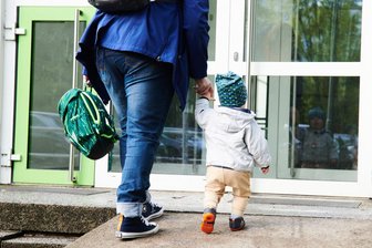 "Mami, bitte geh nicht weg!" - Pandemie erschwert Eingewöhnung in Kitas - Die Pandemie hat sich stark auf die Psyche von Kindern ausgewirkt. "Nach der Schließung haben viele Kinder wieder von vorne angefangen. Sie brauchten eine neuerliche Eingewöhnungszeit", sagt Katrin Meisner, Leiterin der Chemnitzer Kita Sonnenblume.