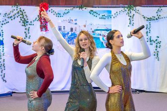 „Mamma Mia“ in Mittweida: Gymnasiasten bringen Abba-Musical auf die Bühne - Am Gymnasium in Mittweida wird für das Musical „Mamma Mia“ geprobt, hier (v.l.) Isabell, Mia und Lily.
