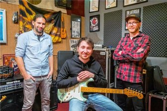 Mammut als Symbol: Musikertrio aus dem Erzgebirge will 2023 durchstarten - Sänger und Gitarrist Martin Fankhänel (Mitte) aus Lugau hat mit "Maamuut" eine neue Band gegründet - Mitstreiter sind Schlagzeuger Mike Pohle (links) und Bassist André Weller.