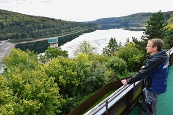 Mammutprojekt: Große Kur für die Talsperre Lichtenberg - Insgesamt 15,6 Millionen Kubikmeter Wasser fasst die Talsperre Lichtenberg. Sie dient zur Trinkwasserversorgung von etwa 200.000 Einwohnern. Demnächst soll das Bauwerk umfassend saniert werden. Stauwart Michael Beier überwacht die Anlage.