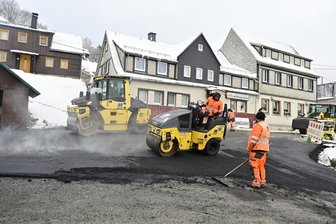 Mammutprojekt Staffelweg in Klingenthal: Ab Mittwoch rollt wieder der Verkehr - Von Mitarbeitern der Firma VSTR Rodewisch wird zwischen Aschbergschänke und Grenzübergang asphaltiert. Bis zum 12. Dezember sollen alle Arbeiten abgeschlossen sein.