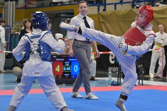Mammutturnier im Wandel: Warum das 25. Nickelhütten-Turnier im Taekwondo ein besonderes ist - Arvid Ebert (r.) vertrat die SG Nickelhütte Aue voriges Jahr beim vereinseigenen Turnier auch im Kampf gegen den Bautzener Thorben Strzelczyk.