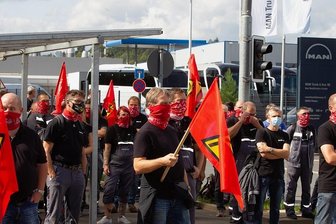 MAN-Aus in Plauen: Sachsen hält gegen - Diese Schicht hatte es in sich für das MAN Bus Modification Center Plauen: Erst gab's die Information vom drohenden Aus, dann zeigte die Belegschaft Flagge. Demonstrativ unterstützt wurde der Protest durch Plauens Baubürgermeisterin Kerstin Wolf, Wirtschaftsförderer Eckhard Sorger und CDU-Stadtratsfraktionschef Jörg Schmidt. 
