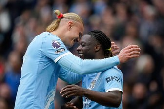 Man City bleibt mit 3:0 gegen Brentford im Titelrennen - Torschützen unter sich: Erling Haaland (l) und Jeremy Doku trafen bei Manchester Citys Sieg gegen den FC Brentford.
