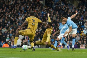 Man City schlägt Palace 3:0 - Titelrennen bleibt spannend - Omar Marmoush (r) von Manchester City erzielt das 2:0.