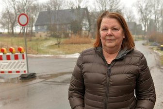 „Man fällt von einer Ohnmacht in die nächste“: Anwohner in Kleinschirma schildern, wie sie die Schwerlasttransporte im Dorf treffen - Brigitte Wittenburg wohnt in Kleinschirma. Die Schwerlasttransporte führen direkt an ihrem Grundstück vorbei.