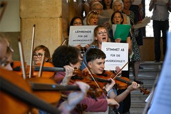 „Man fühlt sich hingehalten“ – Was Honorarkräfte der Chemnitzer Musikschule zum Plan der Stadt sagen - Lehrer und Schüler der Musikschule hatten vor der Stadtratssitzung Mitte Mai mit Musik auf ihre Situation hingewiesen und eine Unterschriftensammlung für Festanstellungen eingereicht.