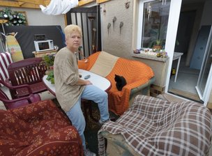 "Man hat uns regelrecht absaufen lassen" - <p class="artikelinhalt">Monika Schmidt im Anbau ihres Hauses. Die Polstermöbel sind zum Schutz vor Schmutz abgedeckt, weil in den anderen Erdgeschossräumen gerade der Putz und die Fußböden erneuert werden müssen.</p>