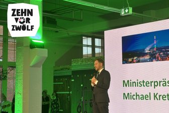 „Man kann auch mal aushalten, wenn gegendert wird“: So war das Sommerfest des Ministerpräsidenten in Chemnitz - Der Ministerpräsident beim Grußwort im Wirkbau.