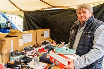 „Man kann davon keine Familie mehr ernähren“: Ist der Marienberger Wochenmarkt bald Geschichte? - Schuhhändler Hartmut Findeisen ist seit 1994 auf dem Marienberger Wochenmarkt vertreten.