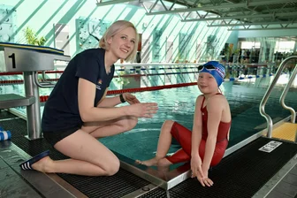 „Man kann nicht zeitig genug damit anfangen, Kinder ans Wasser zu gewöhnen“: Grundschüler aus dem Erzgebirge kämpfen um Pokal - Christin Leistner aus Schwarzenberg mit ihrer Tochter Carolin: Sie hatte mit fünf Jahren einen Seepferdchen-Kurs belegt.