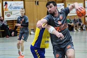 "Man kann schon sagen, zur Zeit läuft's" - Lengenfelds Andy Möckel (am Ball) war mit zehn Treffern kaum zu halten. Vereinsintern zählt er bisher die meisten Tore.