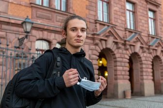 "Man lernt am besten in offener Schule" - Attila Grafe ist Pressesprecher des Kreisschülerrats Mittelsachsen und lernt am Rochlitzer Johann-Mathesius-Gymnasium. Gefragt danach, wie es den Schülerinnen und Schülern derzeit in der Pandemie geht, sagt er unter anderem: Maske im Unterricht zu tragen ist im Vergleich zur Schulschließung das kleinere Übel.