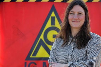 „Man muss auch mal den Rücken gerade machen“: Warum eine Betriebsrätin aus dem VW-Werk Zwickau mit ihrem Gesicht auf Plakaten wirbt - Lisa Koischwitz ist Betriebsrätin im VW-Werk und Mitglied im Frauennetzwerk. Sie ist eine von 17 Protagonistinnen der Aktion.